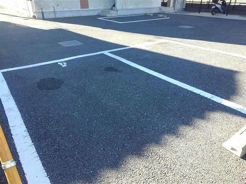 レオネクストマーメゾン 駐車場