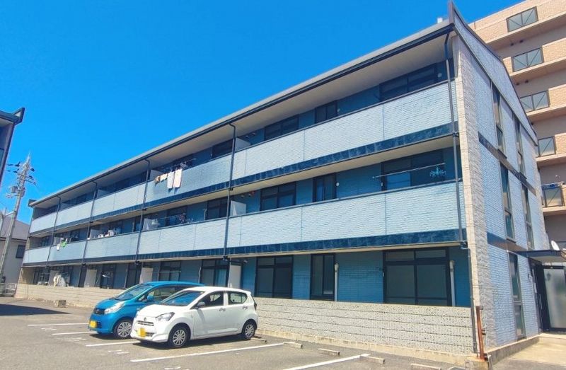 レオパレス中井町３ 外観