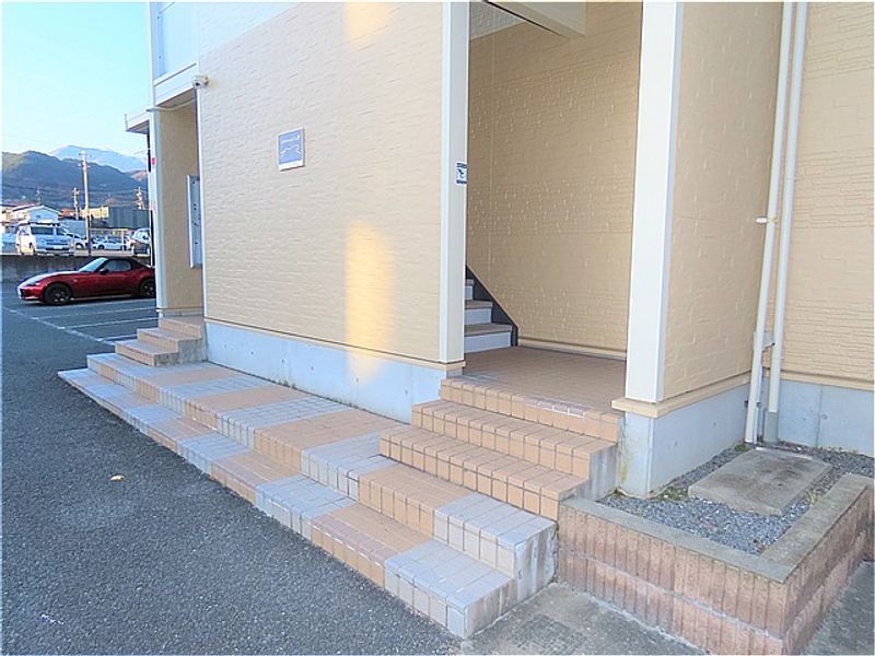レオパレスハピネス徳間 エントランス