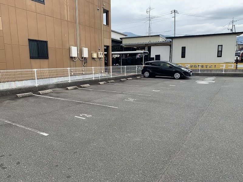 レオパレスドゥマンセゾン 駐車場
