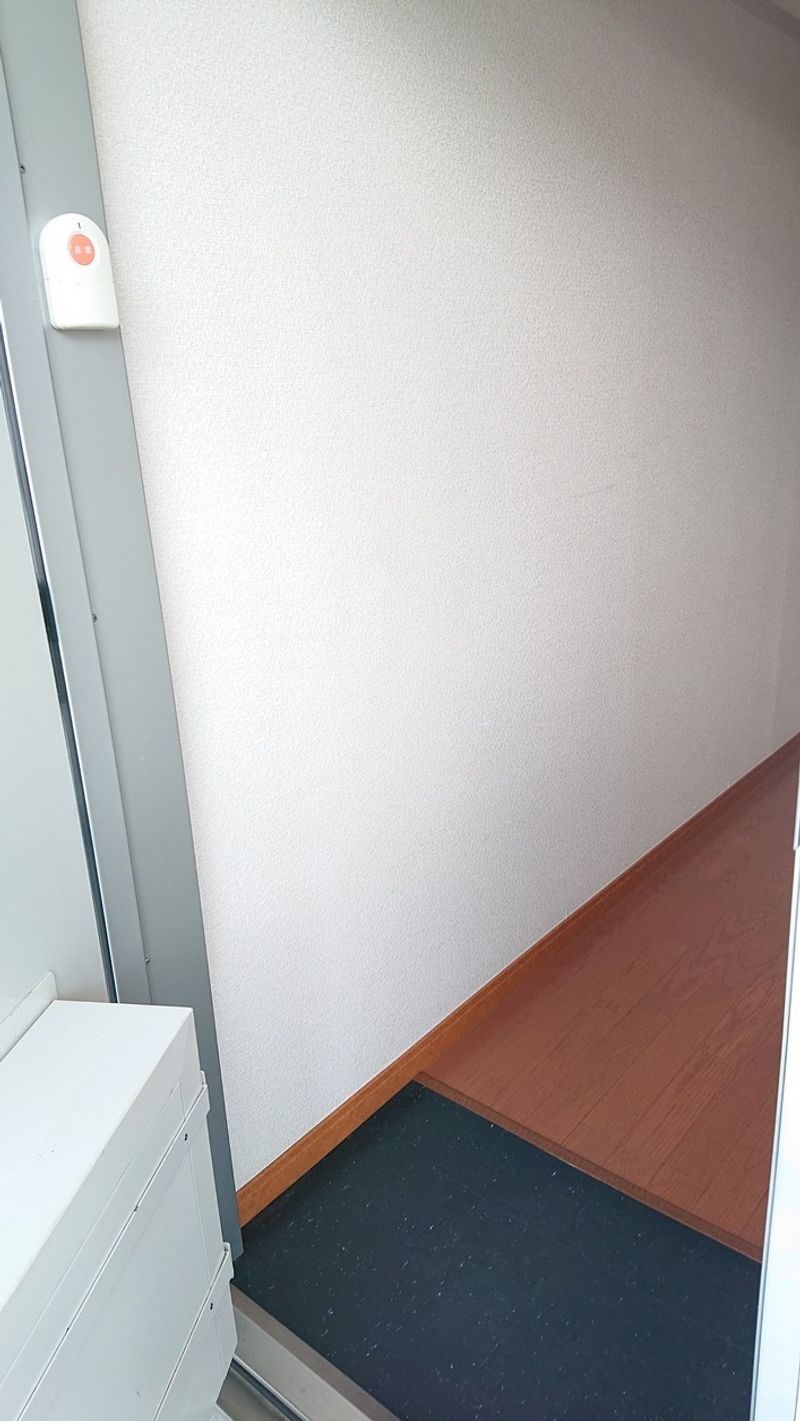 レオパレスオアシス 玄関