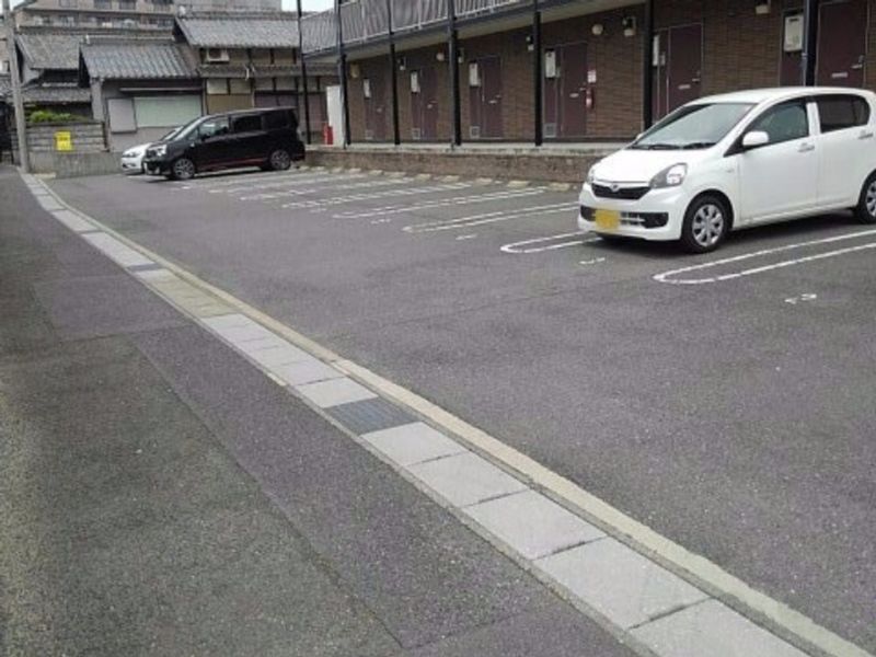 レオパレスウィスタリア壱番館 駐車場