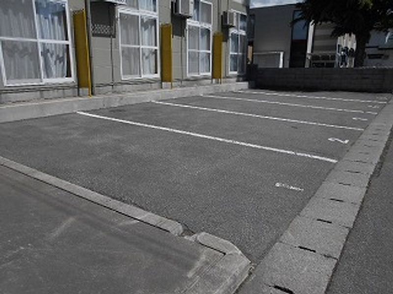レオパレス小柳 駐車場