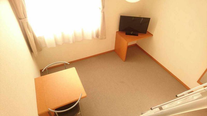 レオパレス東原 居間