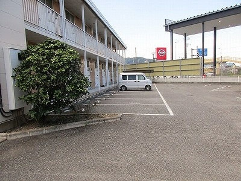 レオパレスウィル 駐車場