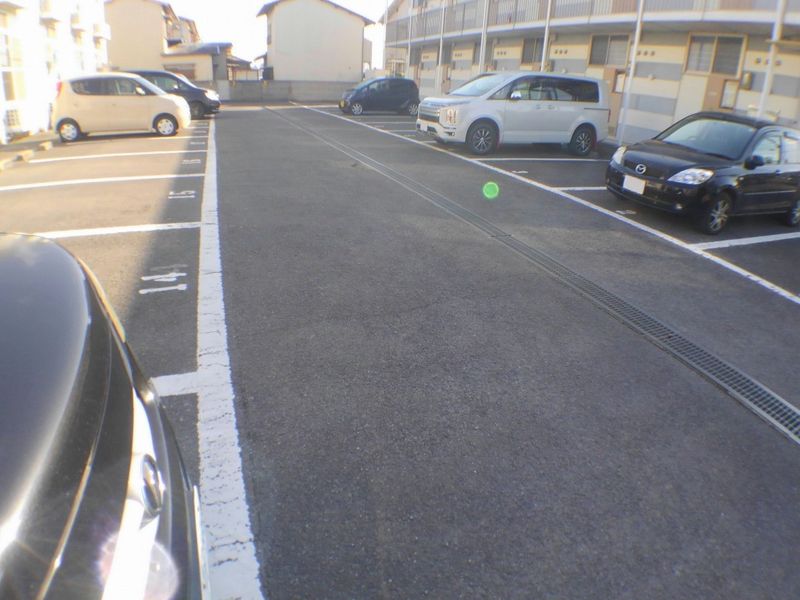 レオパレスブル−マリンⅠ 駐車場