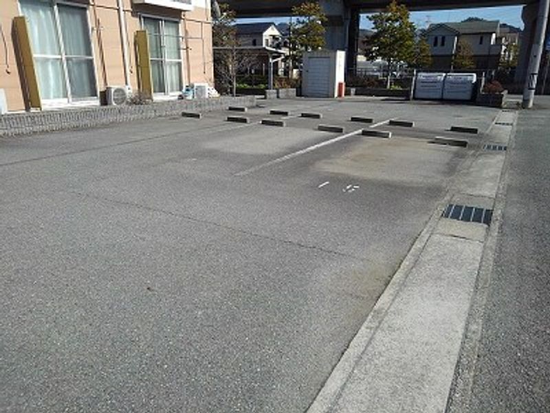 レオパレスグリスィーニヤ 駐車場
