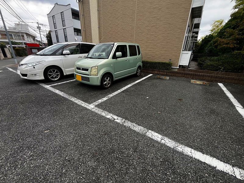 レオパレスリッチＭ 駐車場