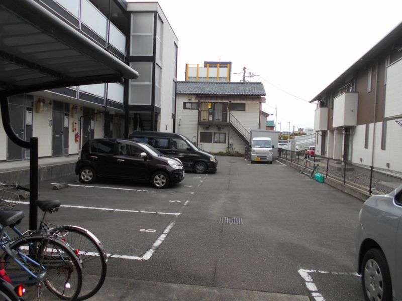 レオパレスクリフ柳都 駐車場