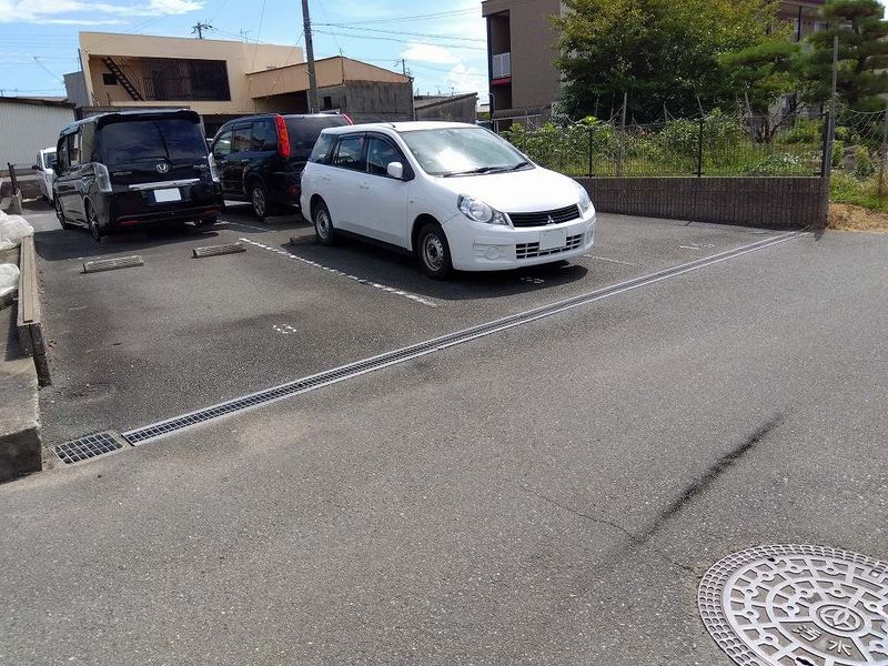 レオパレスサマール梅井 駐車場