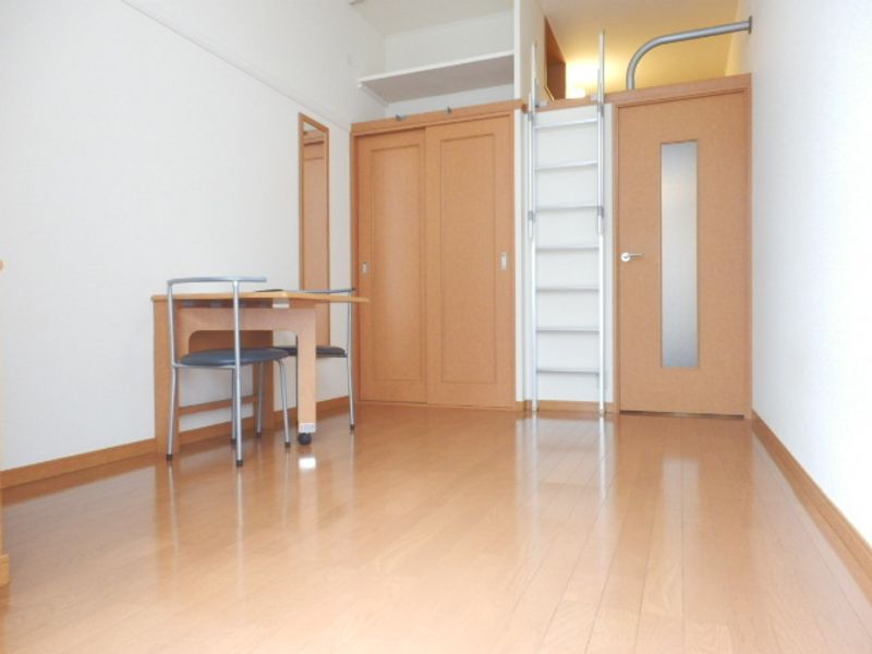 レオパレスホープ２１ 居間