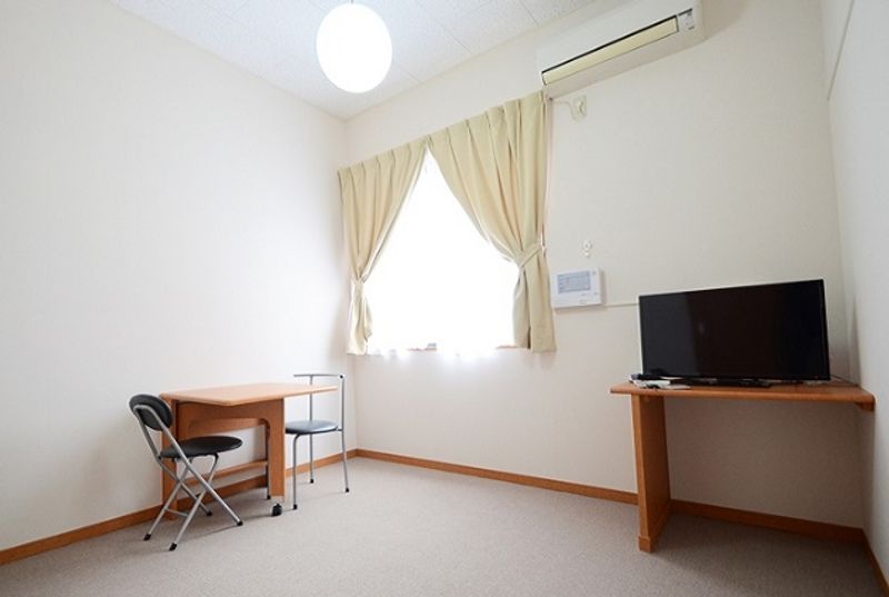 レオパレスルート向山 居間