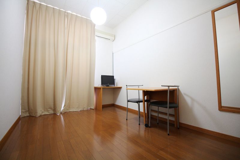 レオパレスサントネ 居間