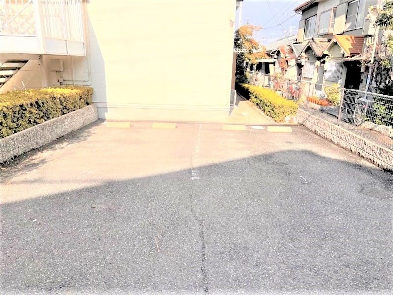 レオパレスフラワリー 駐車場