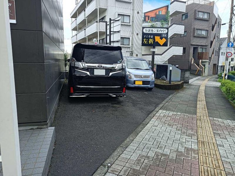 レオパレスジュネス紫原 駐車場