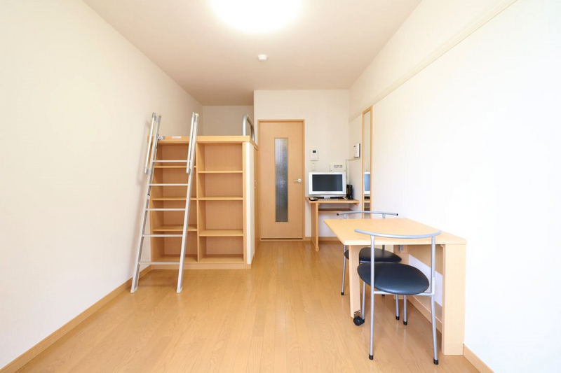 レオパレス深草 居間