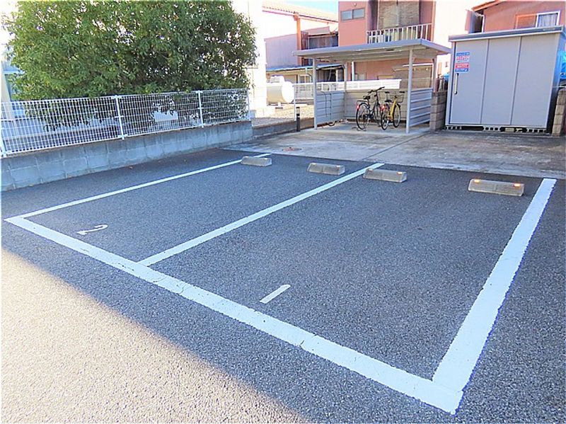 レオネクストグロリアス 駐車場