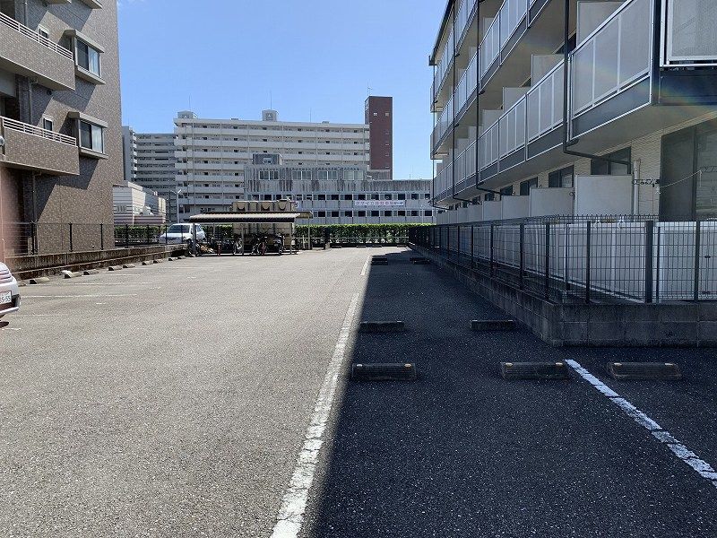 レオパレスガーディアン 駐車場