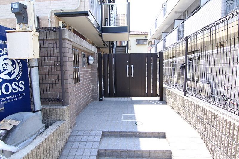 レオパレスリッチトレイン エントランス