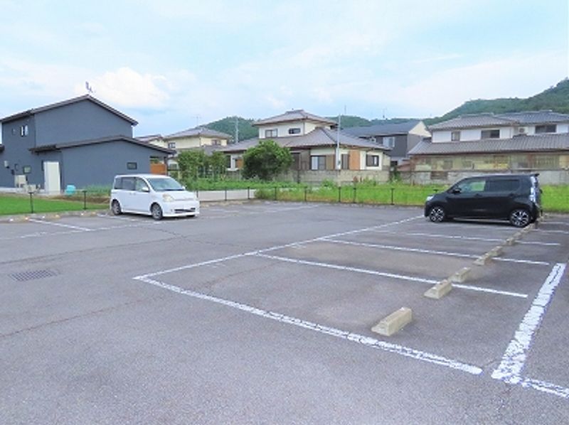 レオパレス満 駐車場