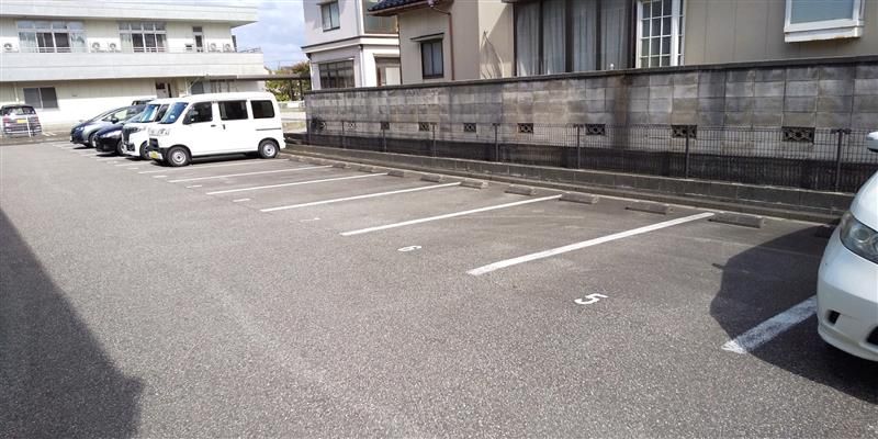 レオパレスアクシス 駐車場