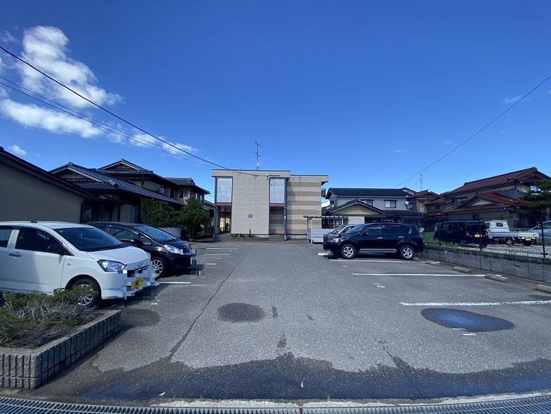 レオパレスエクセル九谷 駐車場