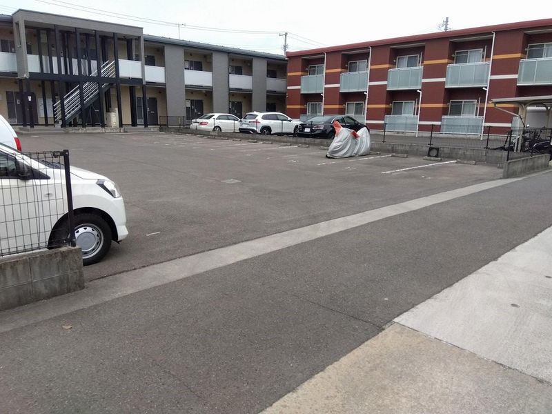 レオパレスあいれすと田村 駐車場