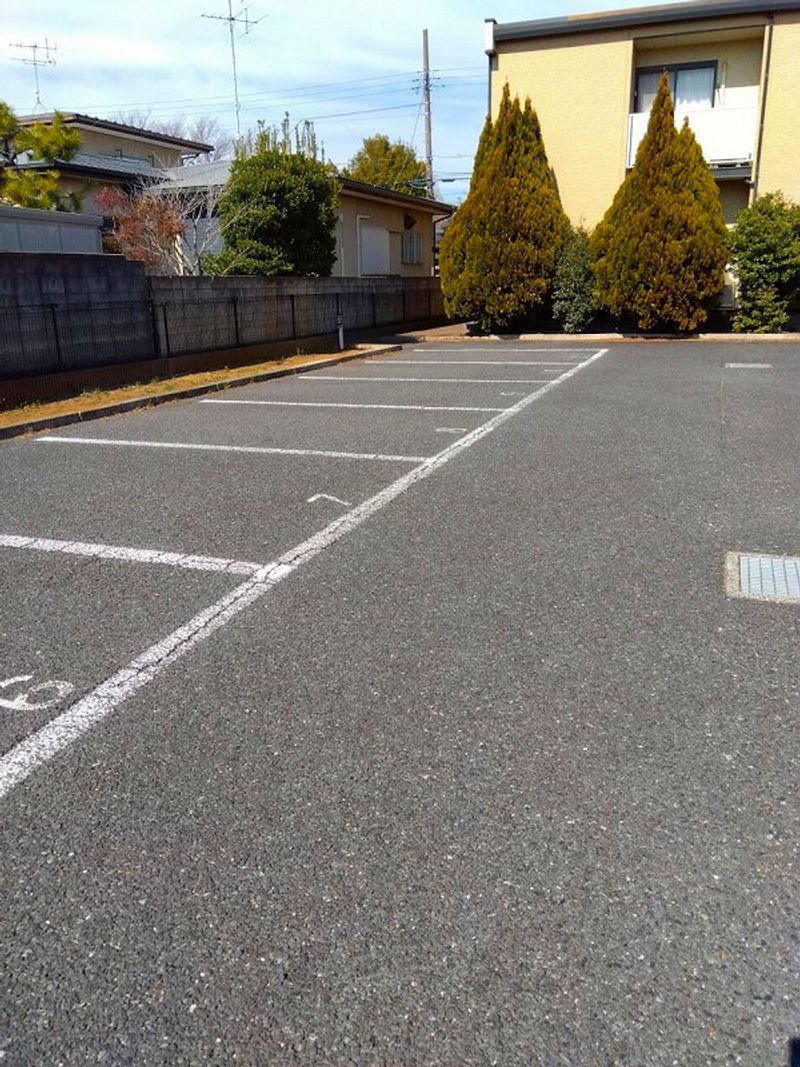 レオパレスウェルメード 駐車場