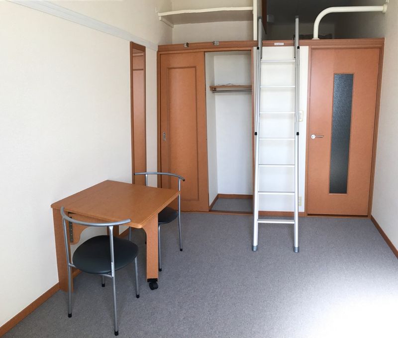レオパレスパストラル 居間