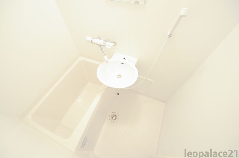 LEONEXT Lovers III Washroom