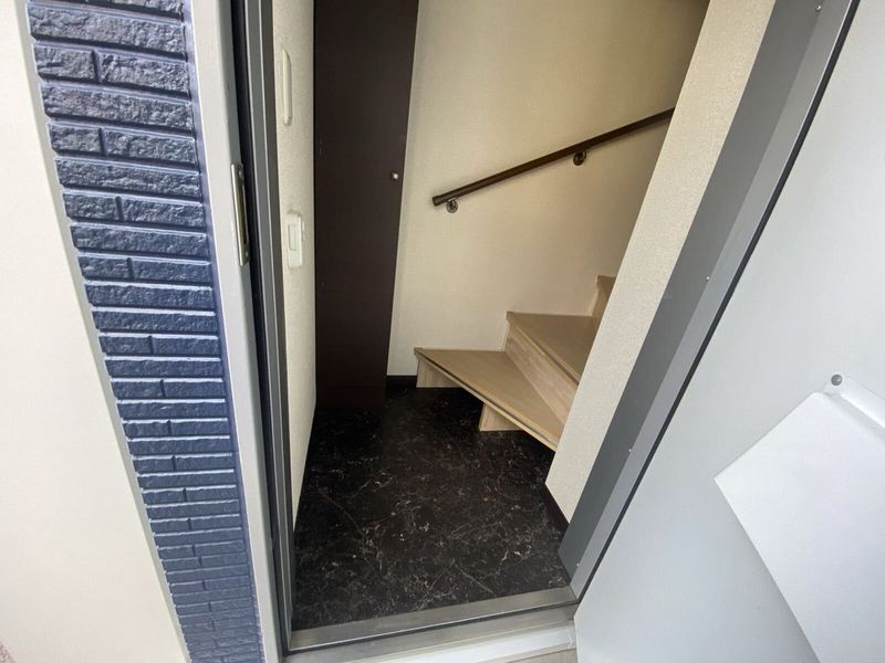 LEONEXT Esperanza II Entrance