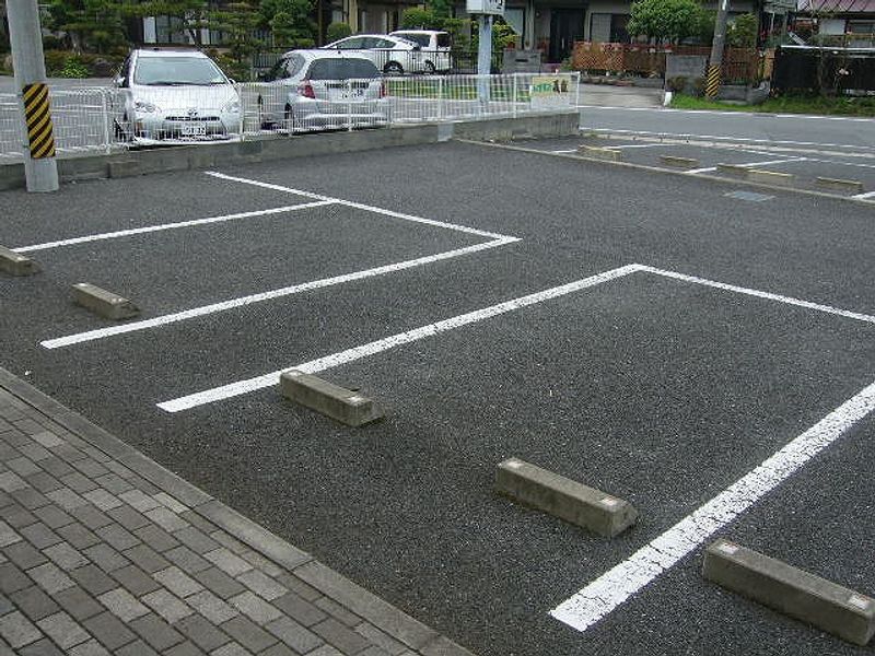 レオパレスサニーヒルズ 駐車場
