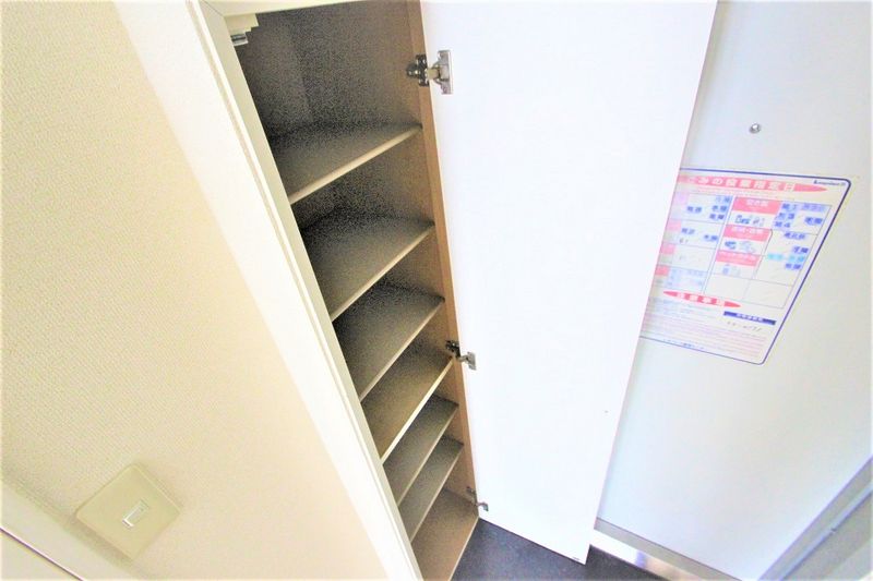 レオパレスマタドール 玄関