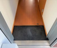 レオパレスワールド山中 玄関