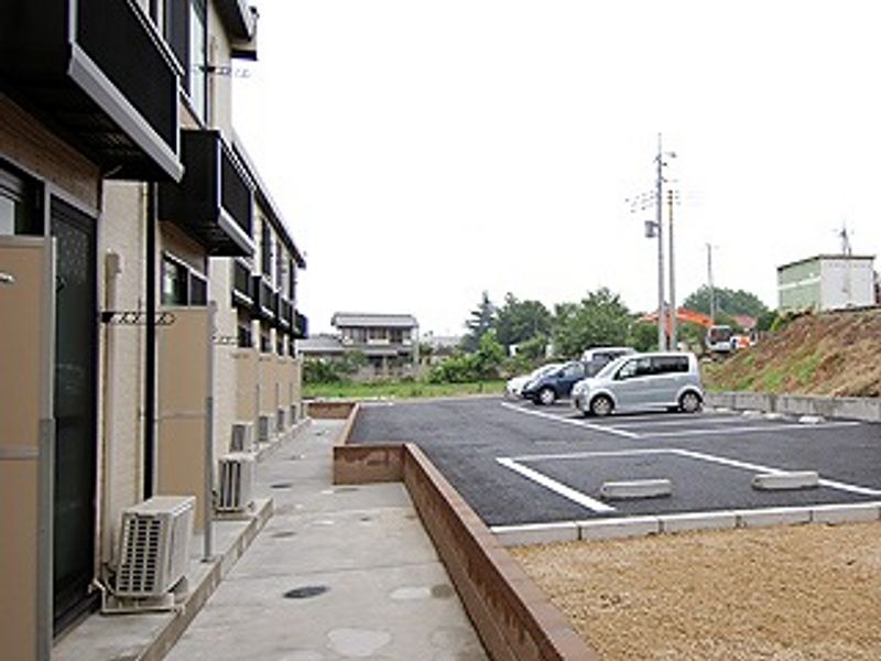 レオパレスコンクエスト下小塙 駐車場