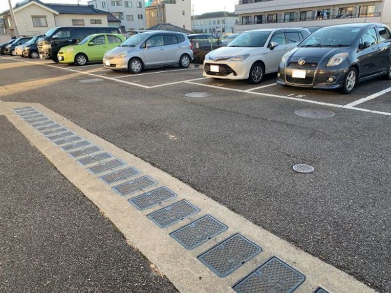 レオパレス新田町 駐車場