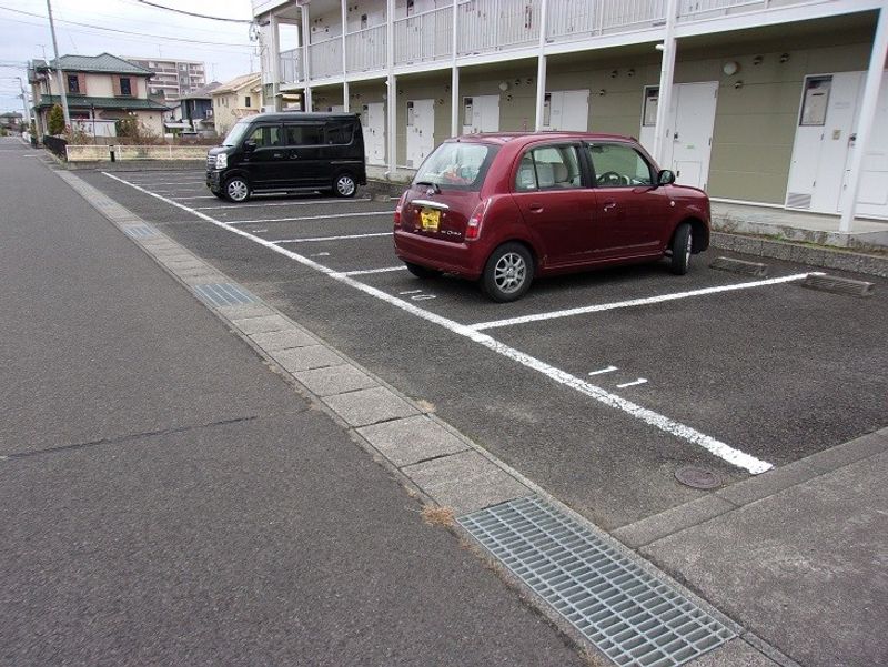 レオパレス１４１ 駐車場