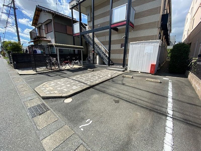 レオパレスラズベリー 駐車場