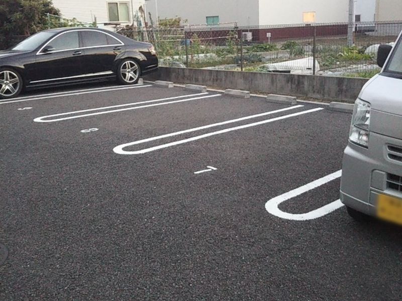 レオパレスアベイユＮ 駐車場
