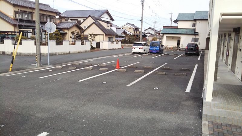 レオパレスサンフラウア 駐車場