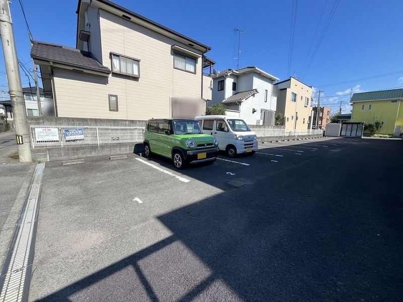 レオパレスグランドカメリア 駐車場