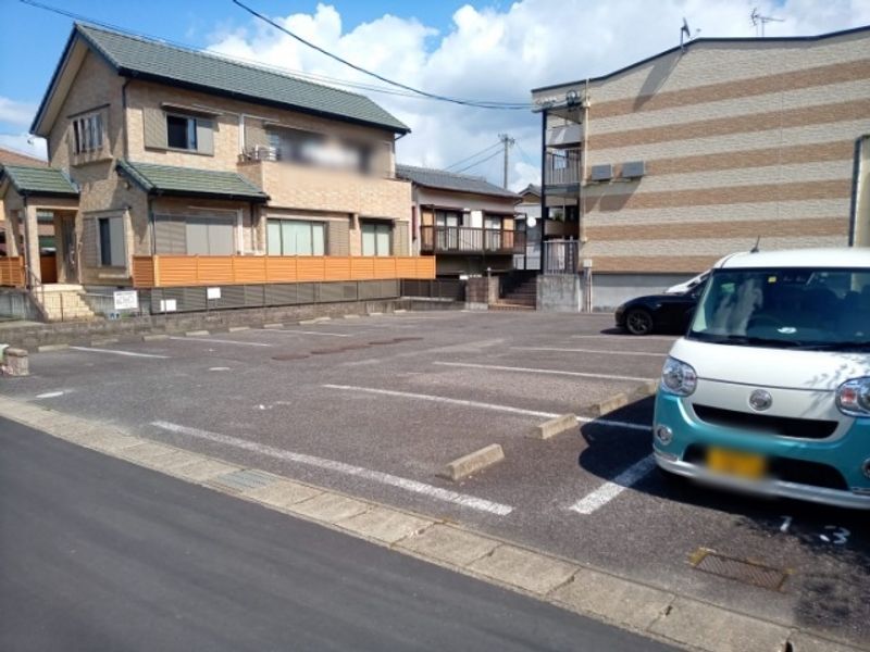 レオパレスひまわり 駐車場