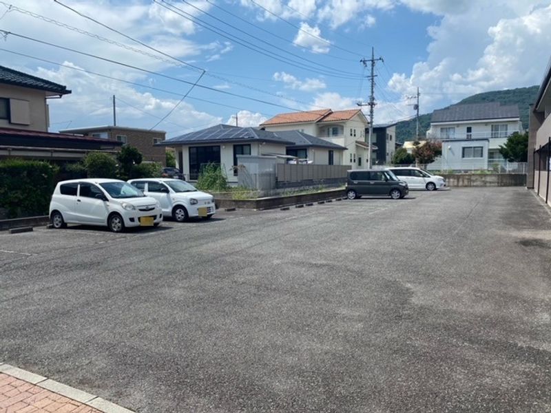 レオパレスヴィラ千塚 駐車場