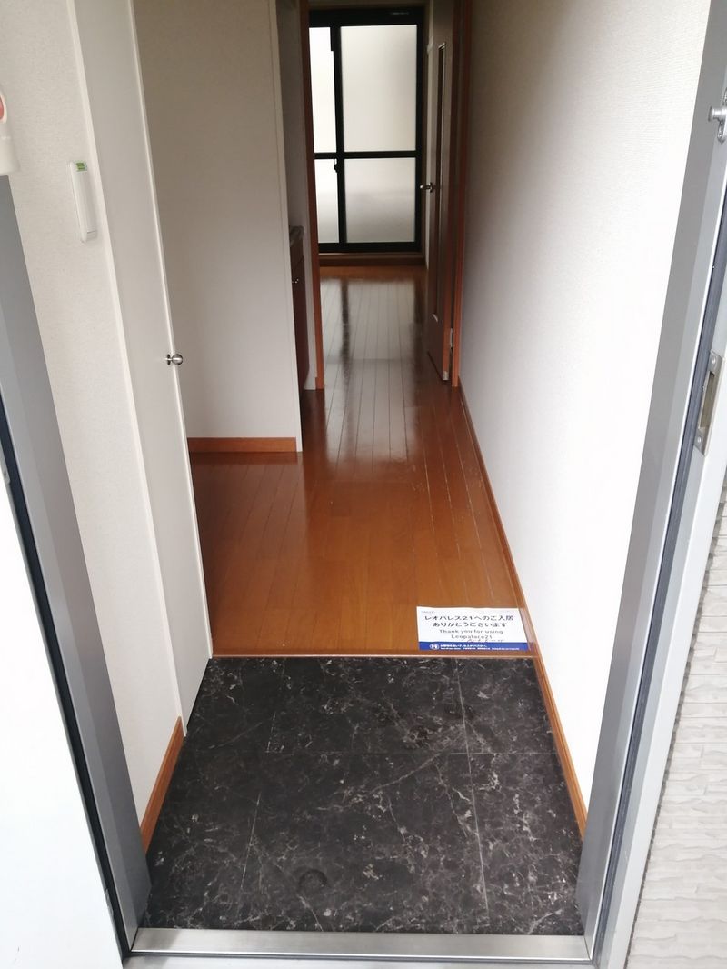 レオパレスひまわり 玄関