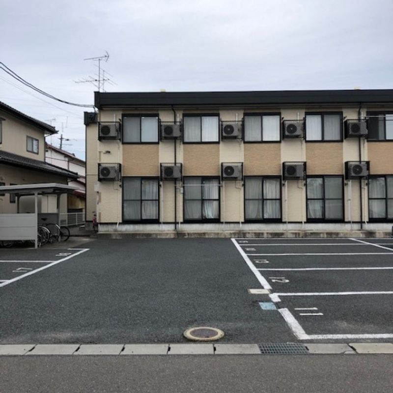 レオパレスサンゴ 駐車場