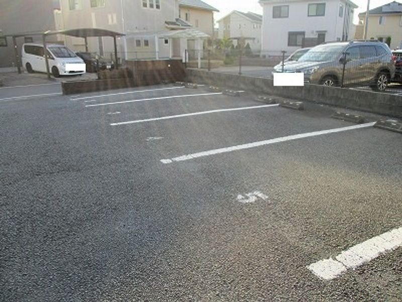 レオパレスフロンティア 駐車場