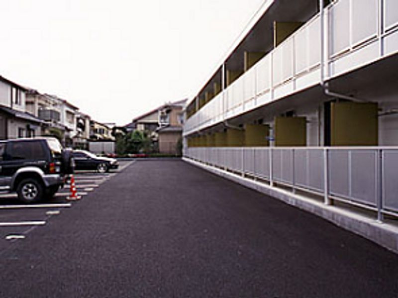 レオパレス荒見 駐車場