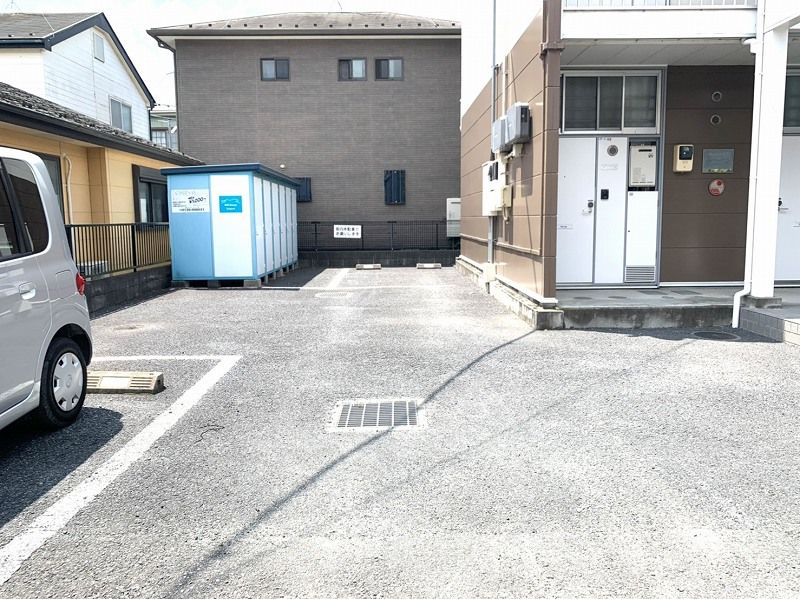 レオパレス美樹 駐車場
