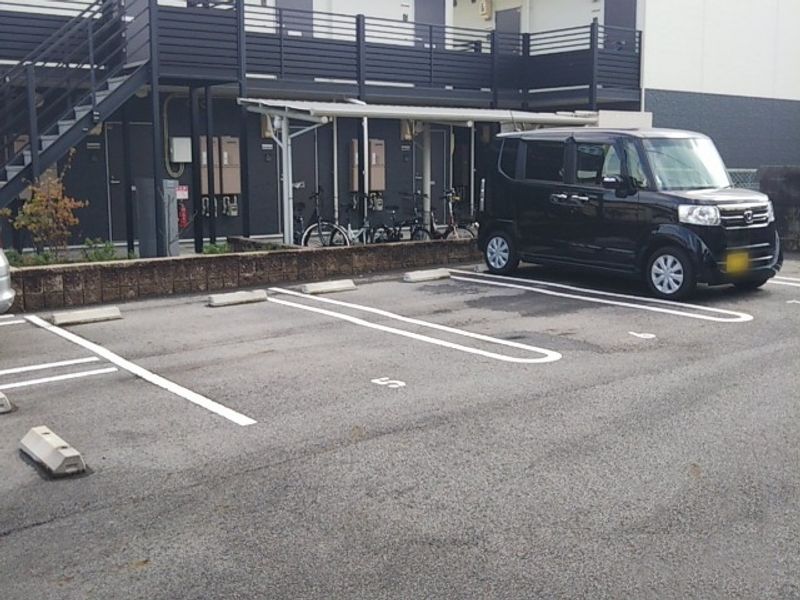レオネクストアダージョ宮腰 駐車場
