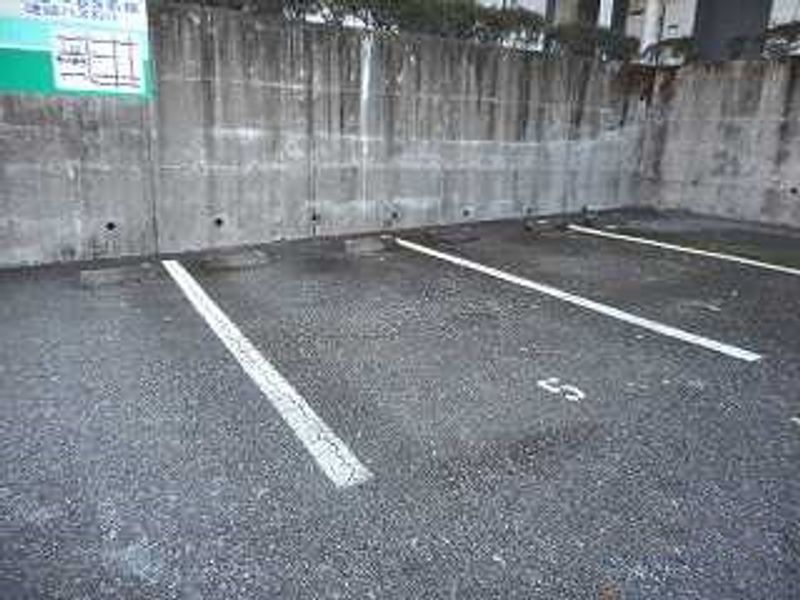 レオパレスセイユウ 駐車場